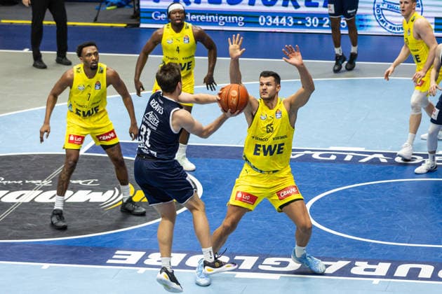 GER, easy Credit Basketball Bundesliga, Syntainics MBC EWE Baskets Oldenburg 30 01 2026, Stadthalle, Weißenfels, GER, easy Credit Basketball Bundesliga, Syntainics MBC EWE Baskets Oldenburg Spencer Reaves Syntainics MBC, 31 , Filip Stanic Filip Stanic EWE Baskets Oldenburg 65 Â Photo Alexander Trienitz Weißenfels Stadthalle Sachsen Anhalt Germany