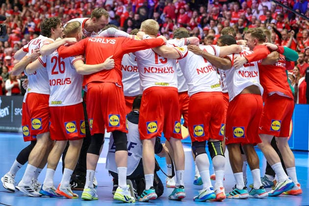 30 01 2026, Handball, Men s EHF EURO 2026, Denmark Iceland, Jyske Bank Boxen in Herning, Denmark, Semi Finals Denmark advances to the final by beating Iceland Final cheer, Winner cheer Denmark team circle Denmark
