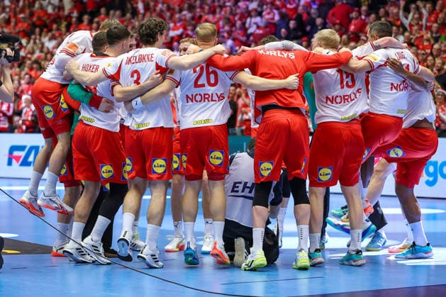 30 01 2026, Handball, Men s EHF EURO 2026, Denmark Iceland, Jyske Bank Boxen in Herning, Denmark, Semi Finals Denmark advances to the final by beating Iceland Final cheer, Winner cheer Denmark team circle Denmark