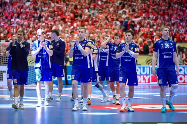30 01 2026, Handball, Men s EHF EURO 2026, Denmark Iceland, Jyske Bank Boxing in Herning, Denmark, Semi Finals Disappointed faces among the Icelanders after the defeat against Denmark Ellioi Vioarsson Iceland 18 disappointed disappointment Denmark