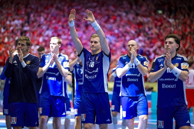 30 01 2026, Handball, Men s EHF EURO 2026, Denmark Iceland, Jyske Bank Boxing in Herning, Denmark, Semi Finals Disappointed faces among the Icelanders after the defeat against Denmark Ellioi Vioarsson Iceland 18 disappointed disappointment Denmark