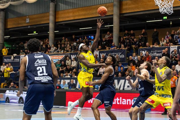 GER, easy Credit Basketball Bundesliga, Syntainics MBC EWE Baskets Oldenburg 30 01 2026, Stadthalle, Weißenfels, GER, easy Credit Basketball Bundesliga, Syntainics MBC EWE Baskets Oldenburg Brian Fobbs EWE Baskets Oldenburg 4 , Marcus Foster Syntainics MBC, 5 Â Photo Alexander Trienitz Weißenfels Stadthalle Sachsen Anhalt Germany