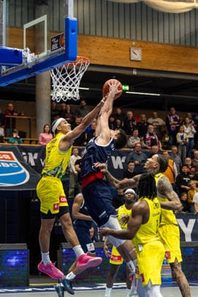 GER, easy Credit Basketball Bundesliga, Syntainics MBC EWE Baskets Oldenburg 30 01 2026, Stadthalle, Weißenfels, GER, easy Credit Basketball Bundesliga, Syntainics MBC EWE Baskets Oldenburg Jure Planinic Syntainics MBC, 44 , Nicholas Tischler EWE Baskets Oldenburg 11 Â Photo Alexander Trienitz Weißenfels Stadthalle Sachsen Anhalt Germany
