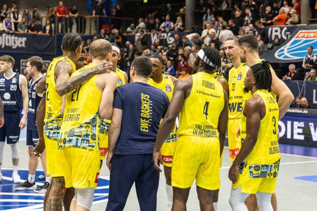 GER, easy Credit Basketball Bundesliga, Syntainics MBC EWE Baskets Oldenburg 30 01 2026, Stadthalle, Weißenfels, GER, easy Credit Basketball Bundesliga, Syntainics MBC EWE Baskets Oldenburg Team EWE Baskets Oldenburg closing ranks after the victory Â Photo Alexander Trienitz Weißenfels Stadthalle Sachsen Anhalt Germany