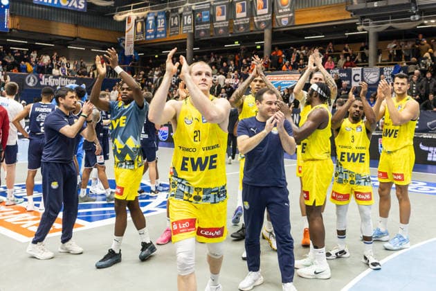 GER, easy Credit Basketball Bundesliga, Syntainics MBC EWE Baskets Oldenburg 30 01 2026, Stadthalle, Weißenfels, GER, easy Credit Basketball Bundesliga, Syntainics MBC EWE Baskets Oldenburg Seth Hinrichs EWE Baskets Oldenburg 21 thanks the fans with the team Â Photo Alexander Trienitz Weißenfels Stadthalle Sachsen Anhalt Germany