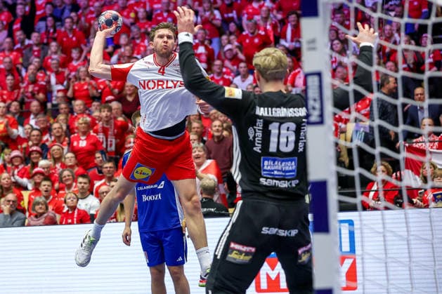 30 01 2026, Handball, Men s EHF EURO 2026, Denmark Iceland, Jyske Bank Boxen in Herning, Denmark, Semi Finals Magnus Landin Jacobsen Denmark 04 throws the ball at the goal Viktor Hallgrimsson Iceland 16 Denmark