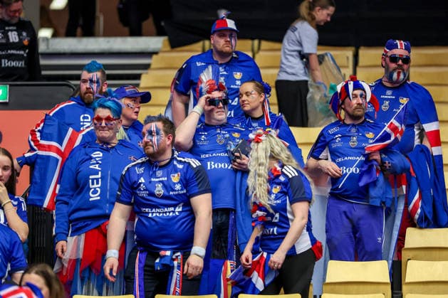 30 01 2026, Handball, Men s EHF EURO 2026, Denmark Iceland, Jyske Bank Boxing in Herning, Denmark, Semi Finals disappointed Icelandic handball fans after defeat in the stands Denmark