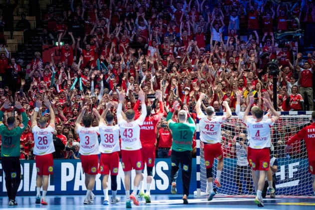 EHF Euro 2026 Denmark Iceland Denmark s players celebrate the victory with the fans after the EHF Euro 2026 semifinal match between Denmark and Iceland at Jyske Bank Boxen in Herning, Friday, January 30, 2026 Photo Bo Amstrup Ritzau Scanpix , Herning Denmark Mors  Copyright: BoxAmrstrupx xRitzauxScanpix BoxAmstrupx spdk20260130-222631-L
