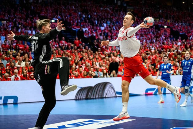 Herning Handball EM 2026 Semifinal Denmark Iceland v left Icelands goalkeeper Viktor Gisli Hallgirmsson, Denmarks Mathias Gidsel Herning Jyske Bank Boxing Denmark