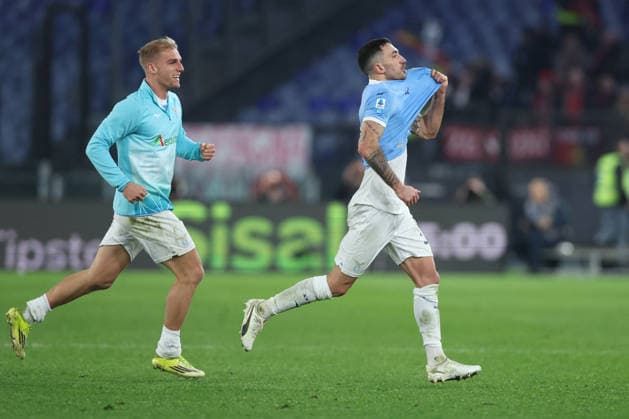 CALCIO - Serie A - SS Lazio vs Genoa CFC Rome, Italy - January 30, 2025: Danilo Cataldi of S.S. Lazio score the goal 3-2 and celebrate with the teammates during the Serie A Enilive 2025-2026 football match between S.S. Lazio vs Genoa CFC at Olympic Stadium. Rome Italy  Copyright: xIPAxSport ABACAx