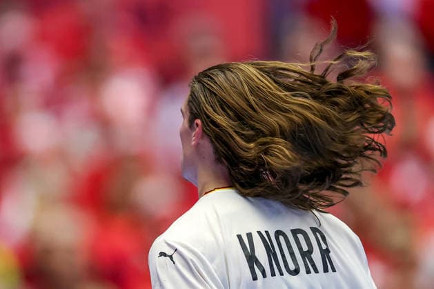 30.01.2026, Handball, Men s EHF EURO 2026, Deutschland - Kroatien, Jyske Bank Boxen in Herning, Dänemark, Semi Finals: Juri Knorr (Germany 15) mit offenen Haaren Frisur lange Haare Zopfgumme lose Dänemark *** 30 01 2026, Handball, Men s EHF EURO 2026, Germany Croatia, Jyske Bank Boxing in Herning, Denmark, Semi Finals Juri Knorr Germany 15 with open hair hairstyle long hair braid loose Denmark