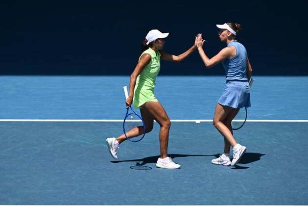 TENNIS AUSTRALIAN OPEN, Elise Mertens of Belgium and Shuai Zhang of China in action during the women™s doubles final against Anna Danilina of Kazakhstan and Aleksandra Krunic of Serbia on day 14 of the 2026 Australian Open tennis tournament at Melbourne Park in Melbourne, Saturday, January 31, 2026. ( NO ARCHIVING MELBOURNE VICTORIA AUSTRALIA  Copyright: xJOELxCARRETTx 20260131164370406112