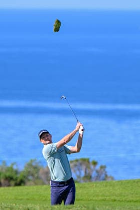 LA JOLLA, CA - JANUARY 29: Justin Rose (GBR) watches his approach shot on 11 (NC) during the first round of the Farmers Insurance Open on January 29, 2026, at Torrey Pines Golf Course, La Jolla, California. (Photo by Ken Murray Icon Sportswire) GOLF: JAN 29 PGA, Golf Herren Farmers Insurance Open EDITORIAL USE ONLY Icon2601290061