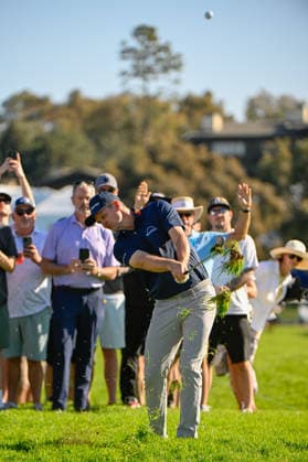 LA JOLLA, CA - JANUARY 30: Justin Rose (GBR) hits his approach shot on 1 (SC) during the second round of the Farmers Insurance Open on January 30, 2026, at Torrey Pines Golf Course, La Jolla, California. (Photo by Ken Murray Icon Sportswire) GOLF: JAN 30 PGA, Golf Herren Farmers Insurance Open EDITORIAL USE ONLY Icon2601300072