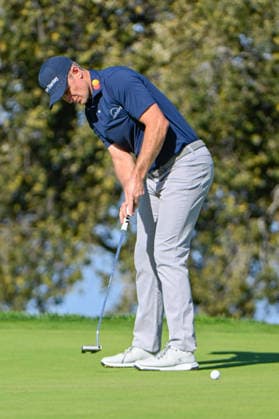 LA JOLLA, CA - JANUARY 30: Justin Rose (GBR) watches his birdie attempt on 2 (SC) during the second round of the Farmers Insurance Open on January 30, 2026, at Torrey Pines Golf Course, La Jolla, California. (Photo by Ken Murray Icon Sportswire) GOLF: JAN 30 PGA, Golf Herren Farmers Insurance Open EDITORIAL USE ONLY Icon2601300142
