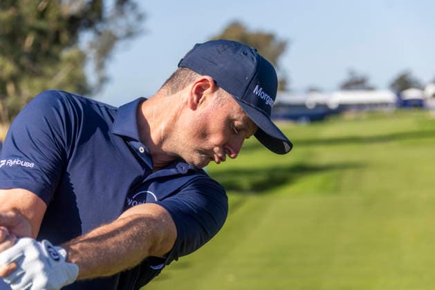 LA JOLLA, CA - JANUARY 30: Justin Rose takes a practice swing before driving off the 18th tee during the second round of the Farmers Insurance Open, Friday, January 30, 2026, in La Jolla, California. (Photo by Tony Ding Icon Sportswire) GOLF: JAN 30 PGA, Golf Herren Farmers Insurance Open EDITORIAL USE ONLY Icon46520260130013