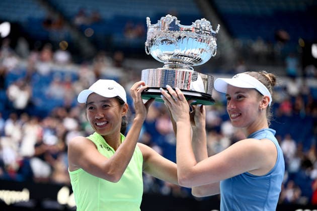 TENNIS AUSTRALIAN OPEN, Elise Mertens of Belgium and Shuai Zhang of China poses with the trophy following their win in the women™s doubles final against Anna Danilina of Kazakhstan and Aleksandra Krunic of Serbia on day 14 of the 2026 Australian Open tennis tournament at Melbourne Park in Melbourne, Saturday, January 31, 2026. ( NO ARCHIVING MELBOURNE VICTORIA AUSTRALIA  Copyright: xJOELxCARRETTx 20260131114791874828