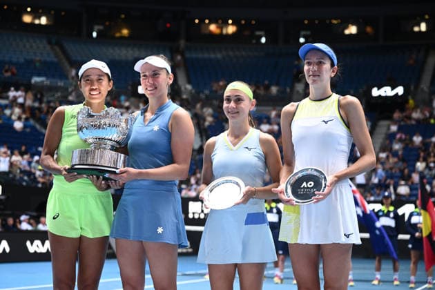 TENNIS AUSTRALIAN OPEN, Elise Mertens of Belgium and Shuai Zhang of China pose with the winners trophy following their win in the women™s doubles final against Anna Danilina of Kazakhstan and Aleksandra Krunic of Serbia on day 14 of the 2026 Australian Open tennis tournament at Melbourne Park in Melbourne, Saturday, January 31, 2026. ( NO ARCHIVING MELBOURNE VICTORIA AUSTRALIA  Copyright: xJOELxCARRETTx 20260131121221433154