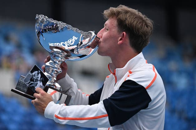 TENNIS AUSTRALIAN OPEN, Niels Vink of the Netherlands kisses the winners trophy following his win in the quad wheelchair final over Sam Schroder of the Netherlands on day 14 of the 2026 Australian Open tennis tournament at Melbourne Park in Melbourne, Saturday, January 31, 2026. ( NO ARCHIVING MELBOURNE VICTORIA AUSTRALIA  Copyright: xJAMESxROSSx 20260131110949851970