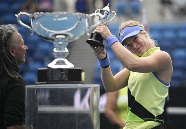 (260131) -- MELBOURNE, Jan. 31, 2026 -- Silver medalist Diede De Groot holds the trophy during the awarding ceremony for the women s wheelchair singles final between Li Xiaohui of China and Diede De Groot of the Netherlands at the Australian Open tennis tournament in Melbourne, Australia, Jan. 31, 2026. (Photo by Xinhua) (SP)AUSTRALIA-MELBOURNE-TENNIS-AUSTRALIAN OPEN-WOMEN S WHEELCHAIR-SINGLES-FINAL WangxShen 