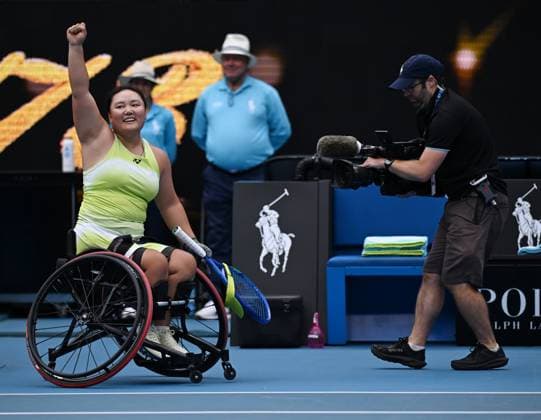 (260131) -- MELBOURNE, Jan. 31, 2026 -- Li Xiaohui (L) celebrates winning the women s wheelchair singles final between Li Xiaohui of China and Diede De Groot of the Netherlands at the Australian Open tennis tournament in Melbourne, Australia, Jan. 31, 2026. (Photo by Xinhua) (SP)AUSTRALIA-MELBOURNE-TENNIS-AUSTRALIAN OPEN-WOMEN S WHEELCHAIR-SINGLES-FINAL WangxShen 