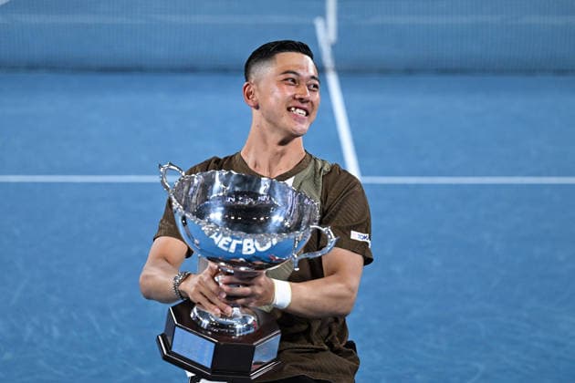 TENNIS AUSTRALIAN OPEN, Tokito Oda of Japan poses with the trophy after winning the men™s wheelchair singles final against Martin de la Puente of Spain on day 14 of the 2026 Australian Open tennis tournament at Melbourne Park in Melbourne, Saturday, January 31, 2026. ( NO ARCHIVING MELBOURNE VICTORIA AUSTRALIA  Copyright: xJAMESxROSSx 20260131183626665395