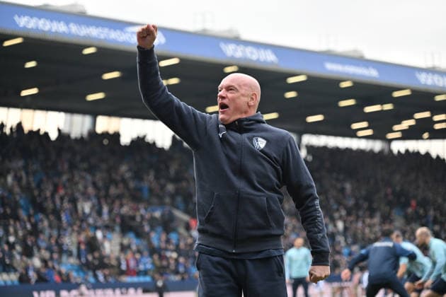 Coach Uwe Rösler VfL Bochum cheers on Bochum fans before the match 31 01 2026, Soccer 2 Bundesliga, Season 2025 2026, 20 Matchday, VfL Bochum FC Schalke 04 DFL regulations prohibit any use of photographs as image sequences and or quasi video Bochum Vonovia Ruhrstadion Nordrhein Westfalen Germany Team2