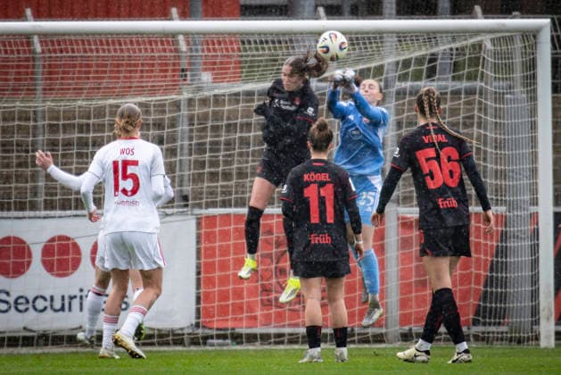 Womens Soccer Bundesliga Bayer 04 Leverkusen 1 FC Nürnberg, 31 01 2026 Lourdes Romero 1 FC Nürnberg, 25 fists a ball Bayer 04 Leverkusen 1 FC Nürnberg on matchday 16 of the Google Pixel Womens Bundesliga on 31 01 2026 at Ulrich Haberland Stadium in Leverkusen North Rhine-Westphalia DFL REGULATIONS PROHIBIT ANY USE OF PHOTOGRAPHS AS IMAGE SEQUENCES AND OR QUASI VIDEO Copyright: xBEAUTIFULxSPORTS AxelxKohringx