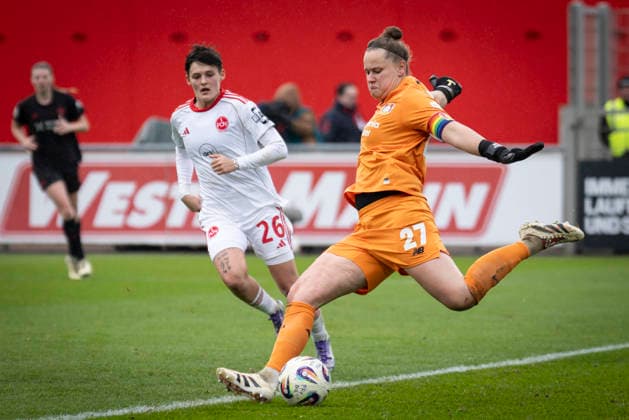 Womens Soccer Bundesliga Bayer 04 Leverkusen 1 FC Nürnberg, 31 01 2026 Friederike Repohl Bayer 04 Leverkusen, 27 hits the ball in front of Aneta Palaskova 1 FC Nürnberg, 26 away Bayer 04 Leverkusen 1 FC Nürnberg on matchday 16 of the Google Pixel Womens Bundesliga on 31 01 2026 at the Ulrich Haberland Stadium in Leverkusen North Rhine-Westphalia DFL REGULATIONS PROHIBIT ANY USE OF PHOTOGRAPHS AS IMAGE SEQUENCES AND OR QUASI VIDEO Copyright: xBEAUTIFULxSPORTS AxelxKohringx