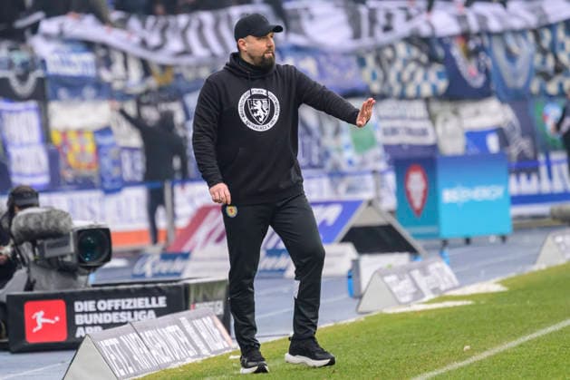 In the picture, from left Heiner Backhaus BTSV, Trainer , GER, Braunschweig, Eintracht Braunschweig vs Karlsruher SC, 2 Bundesliga, soccer, DFB, 2025 2026 season, Eintracht Stadion, match day, DFB DFL REGULATIONS PROHIBIT ANY USE OF PHOTOGRAPHS AS IMAGE SEQUENCES AND OR QUASI VIDEO, 31 01 2026, Copyright: HMBxMedia UwexKoch