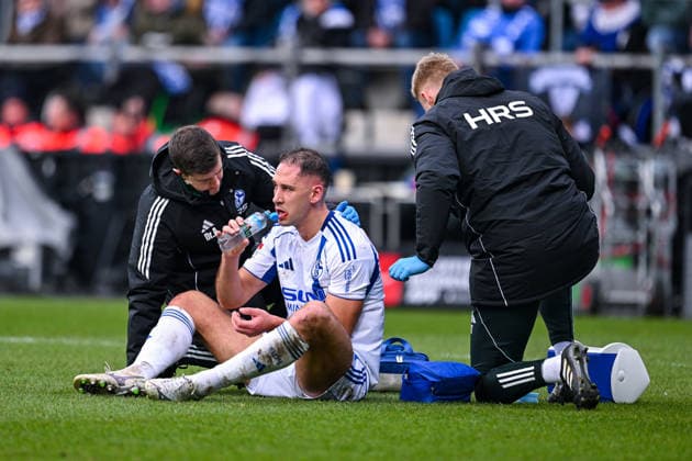 31 01 2026, Football, 2 Bundesliga, Season 2025 2026, Matchday 20, VfL Bochum FC Schalke 04, Nikola Katic FC Schalke 04 bleeds at the mouth after a duel with Philipp Hofmann VfL Bochum 1848 xRHR PHOTO YYx Copyright: KROEGER RHR-FOTOx RHR-FOTO YY