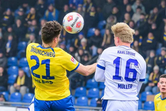 In the picture, from left Kevin Ehlers BTSV, 21 , goal, 1 0, GER, Braunschweig, Eintracht Braunschweig vs Karlsruher SC, 2 Bundesliga, soccer, DFB, 2025 2026 season, Eintracht Stadion, match day, DFB DFL REGULATIONS PROHIBIT ANY USE OF PHOTOGRAPHS AS IMAGE SEQUENCES AND OR QUASI VIDEO, 31 01 2026, Copyright: HMBxMedia UwexKoch
