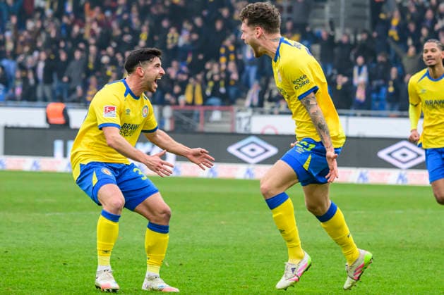 In the picture, from left Robin Heusser BTSV, 30 ,, Kevin Ehlers BTSV, 21 , goal, 1 0, celebreting the goal, joy, jubilation, cheering, GER, Braunschweig, Eintracht Braunschweig vs Karlsruher SC, 2 Bundesliga, soccer, DFB, 2025 2026 season, Eintracht Stadion, match day, DFB DFL REGULATIONS PROHIBIT ANY USE OF PHOTOGRAPHS AS IMAGE SEQUENCES AND OR QUASI VIDEO, 31 01 2026, Copyright: HMBxMedia UwexKoch