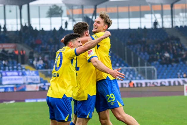 In the picture, from left Kevin Ehlers BTSV, 21 , goal, 1 0, celebreting the goal, joy, jubilation, cheering, GER, Braunschweig, Eintracht Braunschweig vs Karlsruher SC, 2 Bundesliga, soccer, DFB, 2025 2026 season, Eintracht Stadion, match day, DFB DFL REGULATIONS PROHIBIT ANY USE OF PHOTOGRAPHS AS IMAGE SEQUENCES AND OR QUASI VIDEO, 31 01 2026, Copyright: HMBxMedia UwexKoch