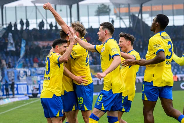 In the picture, from left Kevin Ehlers BTSV, 21 , goal, 1 0, celebreting the goal, joy, jubilation, cheering, GER, Braunschweig, Eintracht Braunschweig vs Karlsruher SC, 2 Bundesliga, soccer, DFB, 2025 2026 season, Eintracht Stadion, match day, DFB DFL REGULATIONS PROHIBIT ANY USE OF PHOTOGRAPHS AS IMAGE SEQUENCES AND OR QUASI VIDEO, 31 01 2026, Copyright: HMBxMedia UwexKoch