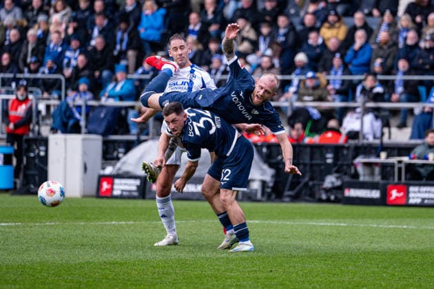 31 01 2026, Football, 2 Bundesliga, Season 2025 2026, Matchday 20, VfL Bochum FC Schalke 04, Philipp Hofmann VfL Bochum 1848 meets Nikola Katic FC Schalke 04 with the stud in the face, xRHR PHOTO YYx Copyright: KROEGER RHR-FOTOx RHR-FOTO YY