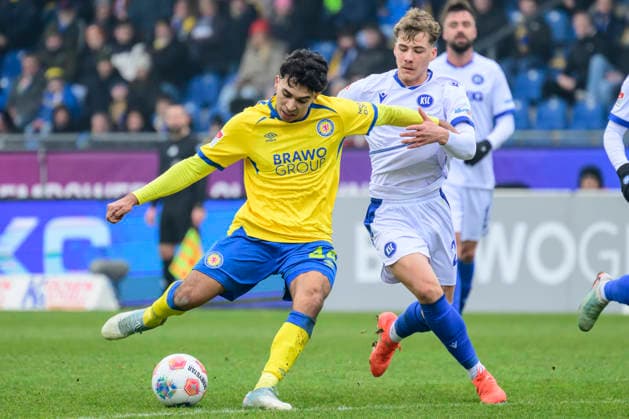 In the picture, from left Johan Gomez BTSV, 44 , Meiko Waeschenbach Karlsruher SC , Action, duels, fighting for the ball, GER, Braunschweig, Eintracht Braunschweig vs Karlsruher SC, 2 Bundesliga, soccer, DFB, 2025 2026 season, Eintracht Stadion, match day, DFB DFL REGULATIONS PROHIBIT ANY USE OF PHOTOGRAPHS AS IMAGE SEQUENCES AND OR QUASI VIDEO, 31 01 2026, Copyright: HMBxMedia UwexKoch