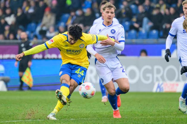 In the picture, from left Johan Gomez BTSV, 44 , Meiko Waeschenbach Karlsruher SC , Action, duels, fighting for the ball, GER, Braunschweig, Eintracht Braunschweig vs Karlsruher SC, 2 Bundesliga, soccer, DFB, 2025 2026 season, Eintracht Stadion, match day, DFB DFL REGULATIONS PROHIBIT ANY USE OF PHOTOGRAPHS AS IMAGE SEQUENCES AND OR QUASI VIDEO, 31 01 2026, Copyright: HMBxMedia UwexKoch