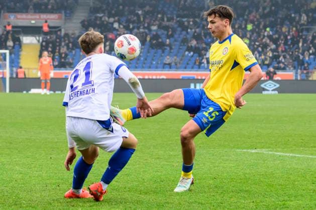 In the picture, from left Meiko Waeschenbach Karlsruher SC , Max Marie BTSV, 15 , Action, duels, fighting for the ball, GER, Braunschweig, Eintracht Braunschweig vs Karlsruher SC, 2 Bundesliga, soccer, DFB, 2025 2026 season, Eintracht Stadion, match day, DFB DFL REGULATIONS PROHIBIT ANY USE OF PHOTOGRAPHS AS IMAGE SEQUENCES AND OR QUASI VIDEO, 31 01 2026, Copyright: HMBxMedia UwexKoch