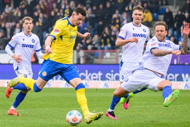 In the picture, from left Erencan Yardimci BTSV, 09 , Action, duels, fighting for the ball, GER, Braunschweig, Eintracht Braunschweig vs Karlsruher SC, 2 Bundesliga, soccer, DFB, 2025 2026 season, Eintracht Stadion, match day, DFB DFL REGULATIONS PROHIBIT ANY USE OF PHOTOGRAPHS AS IMAGE SEQUENCES AND OR QUASI VIDEO, 31 01 2026, Copyright: HMBxMedia UwexKoch