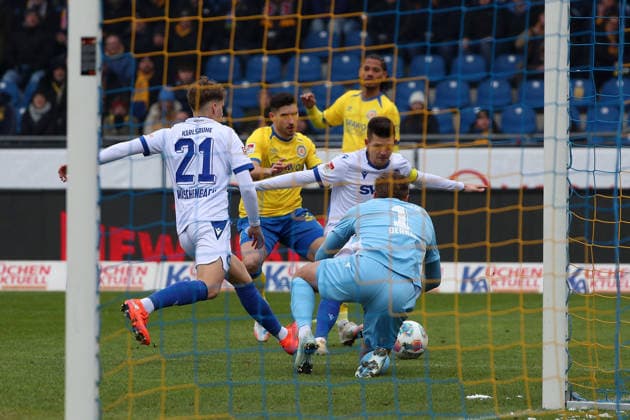 Braunschweig vs Karlsruhe, 2 BL Braunschweig, 31 01 2026, Football, Men, 2 BL, Season 2025 2026, Eintracht Braunschweig vs Karlsruher SC Meiko Wäschenbach KSC , Goalkeeper Hans Christian Bernat KSC , Robin Heußer Eintracht Braunschweig , Marvin Wanitzek KSC DFL DFB REGULATIONS PROHIBIT ANY USE OF PHOTOGRAPHS as IMAGE SEQUENCES and or QUASI VIDEO Stadion an der Hamburger Straße Niedersachsen Germany