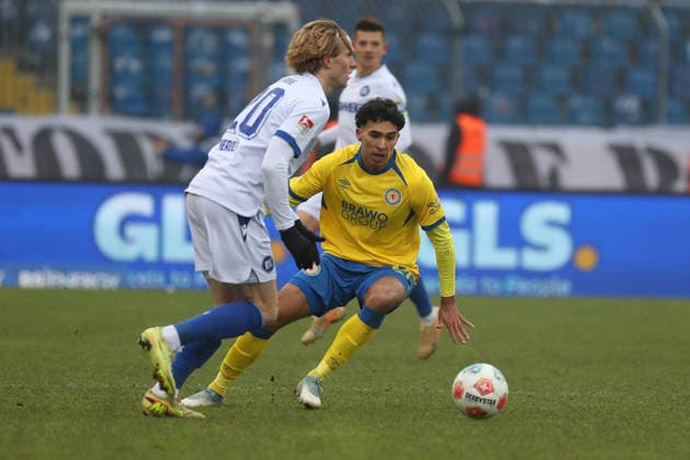 Braunschweig vs Karlsruhe, 2 BL Braunschweig, 31 01 2026, Football, Men, 2 BL, Season 2025 2026, Eintracht Braunschweig vs Karlsruher SC David Herold KSC , Johan Gomez Eintracht Braunschweig DFL DFB REGULATIONS PROHIBIT ANY USE OF PHOTOGRAPHS as IMAGE SEQUENCES and or QUASI VIDEO Stadion an der Hamburger Straße Niedersachsen Germany