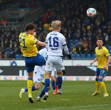 Braunschweig vs Karlsruhe, 2 BL Braunschweig, 31 01 2026, Football, Men, 2 BL, Season 2025 2026, Eintracht Braunschweig vs Karlsruher SC Kevin Ehlers Eintracht Braunschweig scores header goal for 1 0, Andreas Müller KSC DFL DFB REGULATIONS PROHIBIT ANY USE OF PHOTOGRAPHS as IMAGE SEQUENCES and or QUASI VIDEO Stadion an der Hamburger Straße Niedersachsen Germany
