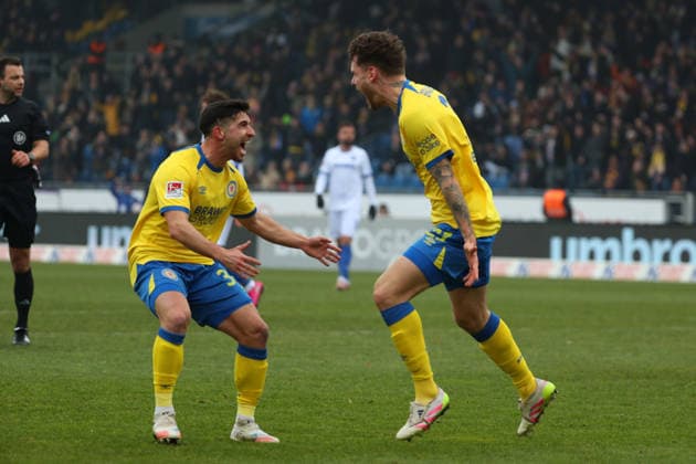 Braunschweig vs Karlsruhe, 2 BL Braunschweig, 31 01 2026, Football, Men, 2 BL, Season 2025 2026, Eintracht Braunschweig vs Karlsruher SC Kevin Ehlers Eintracht Braunschweig cheers with Robin Heußer Eintracht Braunschweig after his header for 1 0 DFL DFB REGULATIONS PROHIBIT ANY USE OF PHOTOGRAPHS as IMAGE SEQUENCES and or QUASI VIDEO Stadion an der Hamburger Straße Niedersachsen Germany