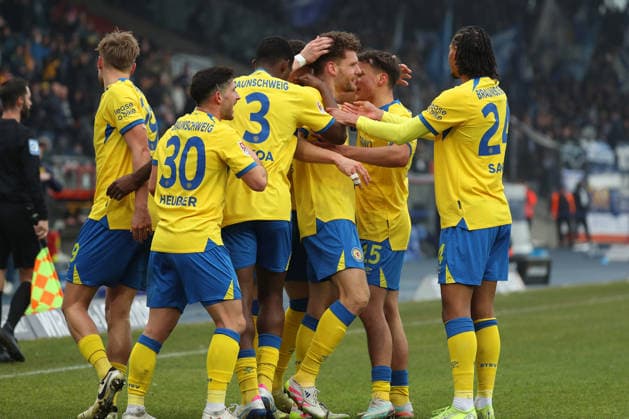 Braunschweig vs Karlsruhe, 2 BL Braunschweig, 31 01 2026, Soccer, Men, 2 BL, Season 2025 2026, Eintracht Braunschweig vs Karlsruher SC Kevin Ehlers Eintracht Braunschweig celebrates with teammates after his header goal for 1 0 DFL DFB REGULATIONS PROHIBIT ANY USE OF PHOTOGRAPHS as IMAGE SEQUENCES and or QUASI VIDEO Stadion an der Hamburger Straße Niedersachsen Germany
