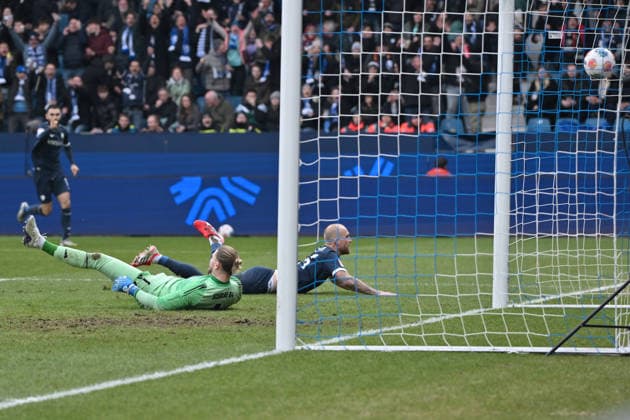 Philipp Hofmann VfL Bochum scores against goalkeeper Loris Karius Schalke 04 the goal for 2 0 31 01 2026, Soccer 2 Bundesliga, Season 2025 2026, 20 Matchday, VfL Bochum FC Schalke 04 DFL regulations prohibit any use of photographs as image sequences and or quasi video Bochum Vonovia Ruhrstadion Nordrhein Westfalen Germany Team2