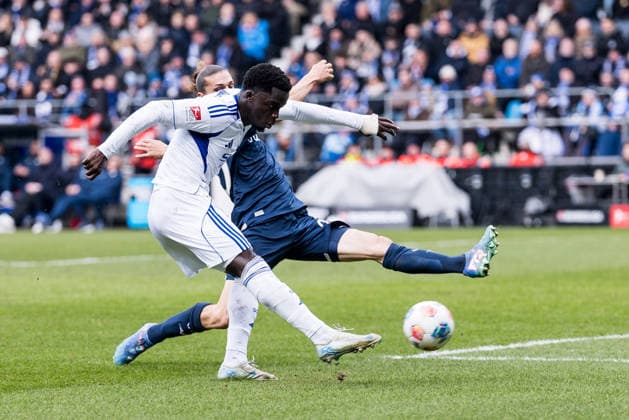 2 Soccer Bundesliga, VfL Bochum FC Schalke 04 31 01 2026 duel Christian Pierre Louis Gomis Schalke 04, 7 , Noah Loosli VfL Bochum, 20 2 Soccer Bundesliga, VfL Bochum FC Schalke 04, Bochum, VONONVIA Ruhrstadion, 31 01 2026 DFL REGULATIONS PROHIBIT ANY USE OF PHOTOGRAPHS AS IMAGE SEQUENCES AND OR QUASI VIDEO Copyright: xBEAUTIFULxSPORTS Wunderlx