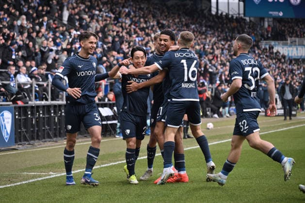 Cheering 1 0, Goalscorer Koji Miyoshi VfL Bochum , 2 v li , is celebrated 31 01 2026, Soccer 2 Bundesliga, Season 2025 2026, 20 Matchday, VfL Bochum FC Schalke 04 DFL regulations prohibit any use of photographs as image sequences and or quasi video Bochum Vonovia Ruhrstadion Nordrhein Westfalen Germany Team2