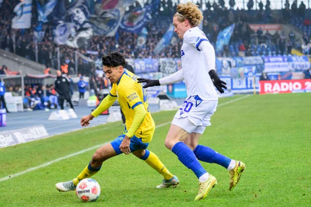 In the picture, from left Johan Gomez BTSV, 44 , David Herold Karlsruher SC , Action, duels, fighting for the ball, GER, Braunschweig, Eintracht Braunschweig vs Karlsruher SC, 2 Bundesliga, soccer, DFB, 2025 2026 season, Eintracht Stadion, match day, DFB DFL REGULATIONS PROHIBIT ANY USE OF PHOTOGRAPHS AS IMAGE SEQUENCES AND OR QUASI VIDEO, 31 01 2026, Copyright: HMBxMedia UwexKoch