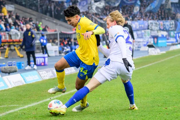 In the picture, from left Johan Gomez BTSV, 44 , David Herold Karlsruher SC , Action, duels, fighting for the ball, GER, Braunschweig, Eintracht Braunschweig vs Karlsruher SC, 2 Bundesliga, soccer, DFB, 2025 2026 season, Eintracht Stadion, match day, DFB DFL REGULATIONS PROHIBIT ANY USE OF PHOTOGRAPHS AS IMAGE SEQUENCES AND OR QUASI VIDEO, 31 01 2026, Copyright: HMBxMedia UwexKoch
